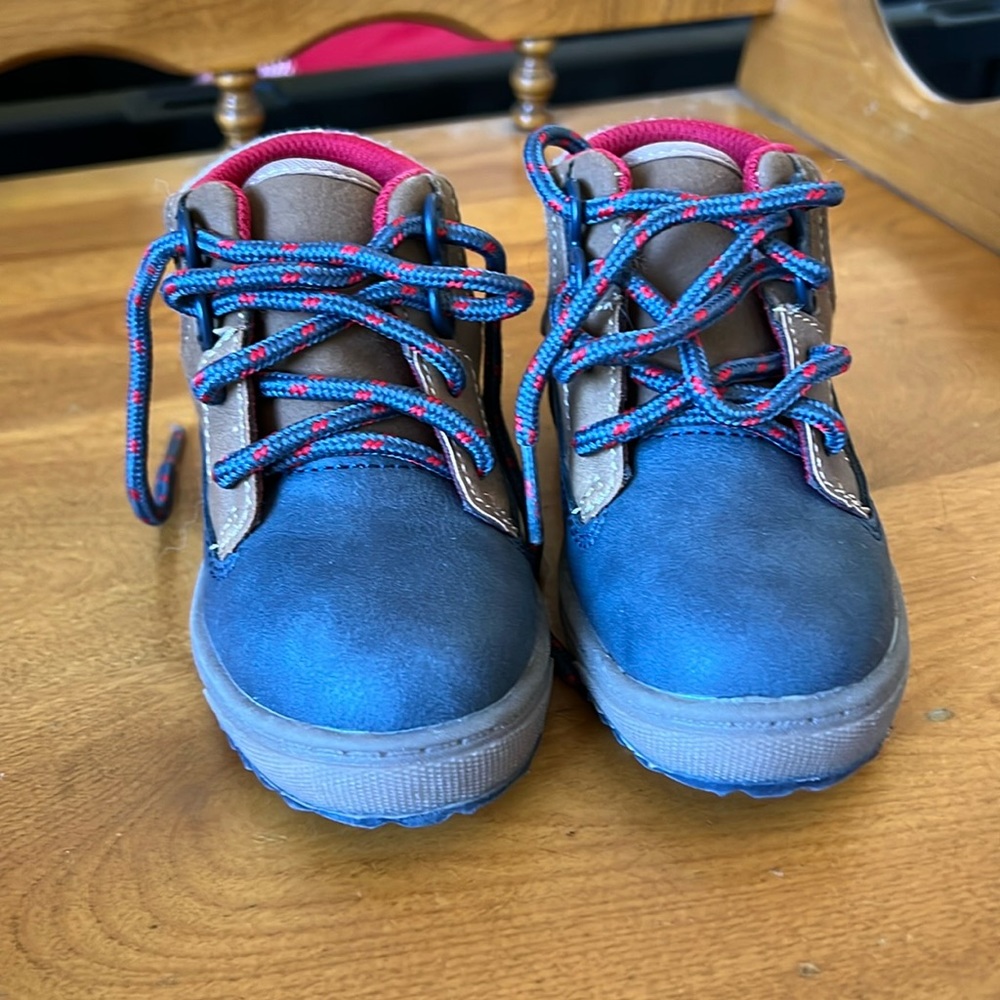 OshKosh B’gosh lace up boots / shoes - NWT